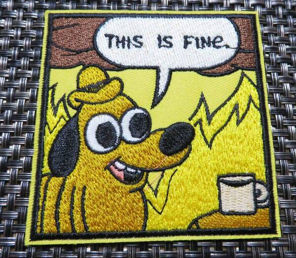 DK火事場の余裕犬（デカロゴ）四角■新品『THIS IS FINE.』　ドッグ　DOG　 刺繍ワッペン■ アメリカ◇アニメ　音楽◆ミリタリー・サバゲー