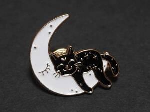 《白三日月ベッド黒猫リラックス》新品 『ネコ 月 星 』■Black catネコ好き金属ピンバッジ■おしゃれ ファッション ラッキーアイテム 開運