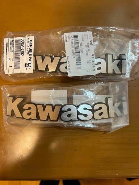 kawasaki カワサキ z900rs 純正タンクエンブレム パーツＮｏ．56054-2282 56054-2283 左右セット