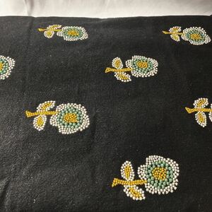 刺繍・中厚リネン生地・幅140ｃｍ×50ｃｍ・黒地.花