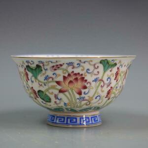 茶碗　カップ　陶器　中国 　清朝アンティーク　手元に有り　中国 の清王朝Qianlongの骨董品　磁器のFamilleの薔薇 蓮の花の帽子状の形