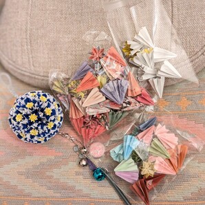 ④くす玉【手まり型】完成品☆綺麗☆くす玉【中・径7〜9cm】2個キット/フォトフレーム/鈴/タッセル/カニカンフック着脱可☆願掛け☆御多幸