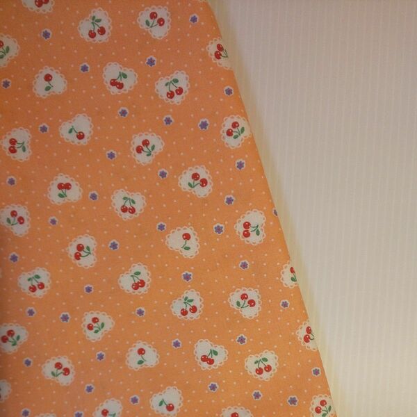 YUWA 松山敦子さん 30's Collection 綿100％ さくらんぼと小花柄 オレンジ 生地巾約108cm×約50cm