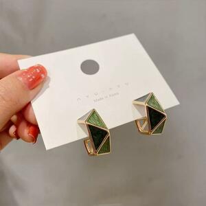 ピアス　フープピアス　レディース　ゴールド　グリーン　緑　韓国　アクセサリー　ファッション　可愛い　両耳　ジュエリー　新品