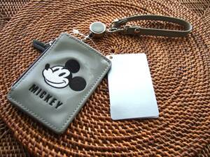 ディズニーストア Disney　store　ミッキーマウス　伸縮リール付き　パスケース　グレー系　エナメル　IDカードケース　定期入れ　IDケース