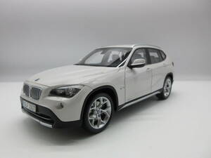 1/18　BMW X1 Xドライブ 28i　アルピンホワイト　内装ベージュシート　カラーサンプル ディーラー特注品 ミニカー