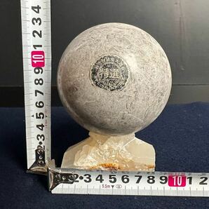 [KJ183] 秋吉台特産 大理石 丸玉 球石 台付き 直径約9.5cm 玉重さ約1.3kg 置物 ガーデニング オーナメント オブジェ 風水 パワーストーンの画像8