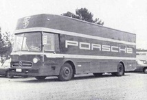 1/64 メルセデス トランスポーター ポルシェ レーシング Schuco Mercedes O317 racing transporter Porsche 1:64 梱包サイズ60_画像2