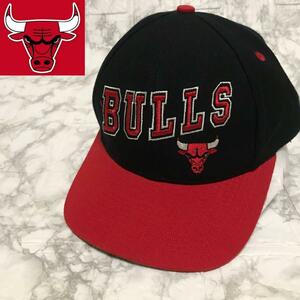  90s シカゴブルズ NBA 6パネルキャップ ロゴ7 ブラック×レッド 帽子ベースボールキャップ CHICAGOBULLS