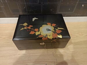 nn0202 052 MARUSO 漆器 オルゴール 黒 ジュエリーボックス 宝石箱 中古 現状品 木製 小物入れ 花 色絵 六段の調