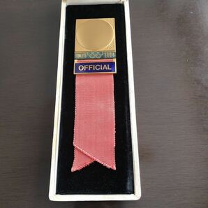 1964年 東京オリンピック 競技大会 識章バッジ(OFFICIAL ピンク) の画像1