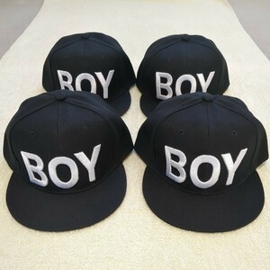 ★4個セットでお得!　BOYキャップ★ツバの内側にもデザインあり　カラー：ブラック　フリーサイズ(後ろで調整可能)【新品/未使用】送料無料