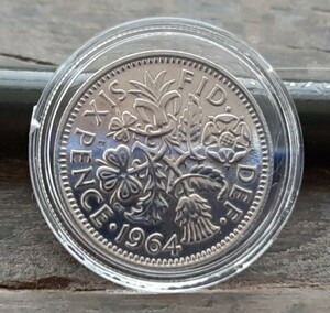 幸せのシックスペンス イギリス 1964年ラッキー6ペンス 本物古銭英国コインコインカプセル付き美品です19.5mm 2.8gram