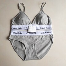 Mサイズ　カルバンクライン　ブラ&ショーツセット　上下セット　グレーとブラックセット　下着 Calvin klein CK 新品未使用_画像3