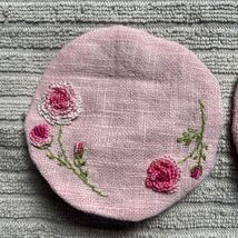 コースター　2枚セット☆リネン（麻）ピンク　薔薇の花の手刺繍☆ハンドメイド _画像2