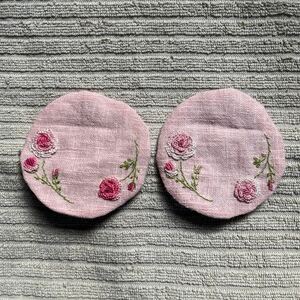 コースター　2枚セット☆リネン（麻）ピンク　薔薇の花の手刺繍☆ハンドメイド 