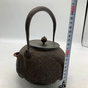 6-1-48■鉄瓶 尾垂型 羽欠き鶴首形鉄瓶 時代物 古作 銅蓋 煎茶道具 鉄壺 湯沸 詳細不明 中古現状品 重量1.4kg 古鉄瓶 小振瓶 尾垂岩肌の画像9