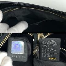 美品■FENDI フェンディ ハンドバッグ アクセサリーポーチ ゴールド金具 チャーム ブラック パテントレザー ミニバッグ ワンハンドル 黒_画像9