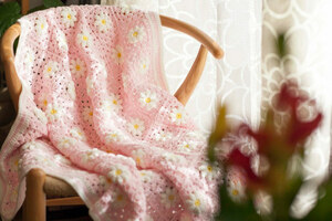 Art hand Auction Handmade crochet flower motif baby pink★Handmade/knitting/knitting★Throw/throw/sofa cover★, handmade works, interior, miscellaneous goods, others