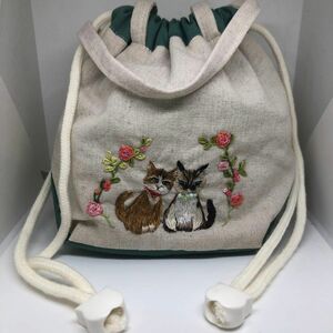 刺繍　猫　巾着　手作りの刺繍かすごくかわいい巾着バッグです。紐の留め具がネコ型でちょっとした化粧品ポーチにも。