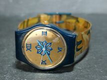 Swatch スウォッチ MARIANA マリアナ LN118 アナログ ヴィンテージ 腕時計 ゴールド文字盤 ネイビーブルー ラバーベルト スモールサイズ_画像6