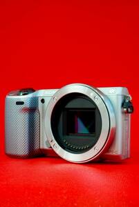 【ジャンク】ソニー　ミラーレス一眼カメラ　NEX-5T　シルバー　普通に使えてました。モニター新品です
