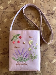 ハンドメイド、手刺繍、「蜜蜂と花のサンプラーのショルダ―バック」500mlペットボトル、長財布収納可能　パープルグレー