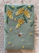 ハンドメイド、手刺繍、「蜜蜂と満開のミモザの、カード18枚、お薬手帳、母子手帳、通帳、収納ケース]　_画像3