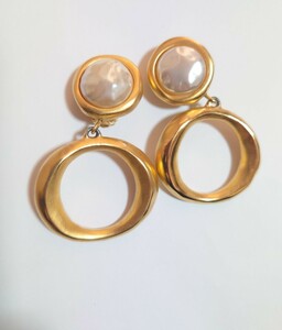 GIVENCHY Givenchy earrings large .. fake pearl superior article Gold color rare 