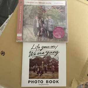 Ｌｉｆｅ ｇｏｅｓ ｏｎ／Ｗｅ ａｒｅ ｙｏｕｎｇ （Ｄｅａｒ Ｔｉａｒａ盤／ＦＣ限定） （ＤＶＤ付） Ｋｉｎｇ ＆ Ｐｒｉｎｃｅ