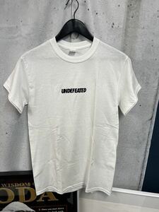 キ　UNDEFEATED アンディフィーテッド 半袖 Tシャツ 綿100 ロゴ　白　ホワイト　S