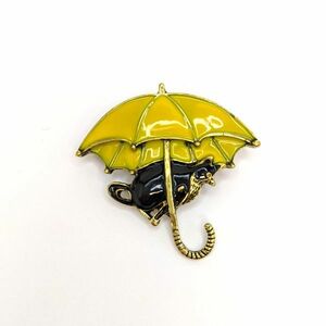 黄色い傘の雨宿り猫ブローチ