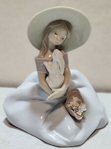 リヤドロ バニーキッス LLADRO フィギュリン 女性 兎 置物 陶器 人形　(現状品)