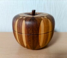 寄木細工 金指勝悦 作 リンゴの小物入れ 箱根寄木細工 りんご 林檎 伝統工芸品 木工芸_画像1