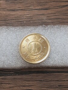 アンティーク古銭 昭和24年 1円黄銅貨 S24Y10116