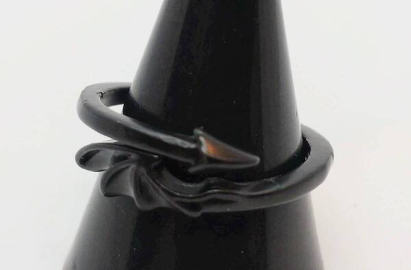 送料無料 【フリーサイズ】デビルウイング リング 指輪 ブラック 小悪魔 プチデビル ミニデーモン 悪魔 ファンスマ