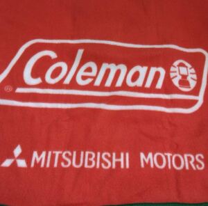 Coleman ×三菱自動車 クッション型ブランケット 赤 緑 レッド グリーン フリースブランケット 防寒 フェス アウトドア ポンチョがわりにも