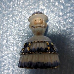 陶器人形　ハンドベル　リボンドレス　底サイズ　7cm　高さ 10.3cm 置物