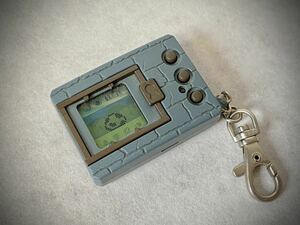 美品　デジタルモンスター Ver.1 ペンデュラム　初代 デジモン バンダイ BANDAI ゲーム キーホルダー グレー　1997 電子玩具