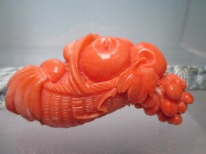 【江月】アンティーク・K18 本珊瑚 籠にリンゴ/葡萄彫刻の帯留め 34g ケース付 
