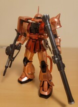 プラモデル　1/100 MG MS-06S シャア専用ザク Ver.2.0 チタニウムフィニッシュVer. 「機動戦士ガンダム」素組立て完成品_画像5