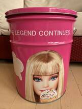 Barbie バービー 50周年 缶付き限定セット　大缶 ワンピース　 ブランケット クッション スリッパ アイマスク リボンシュシュ 缶バッチ×3_画像2