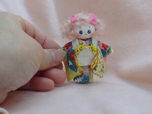 小さなお着物人形 　ミニチュアドール　　手作り　ブライスの人形　　リカちゃんの人形　 黄色　被布　