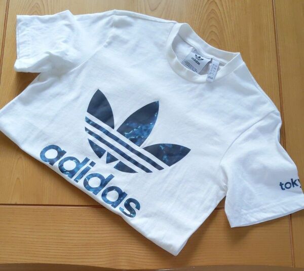 adidas　メンズ白 Tシャツ　Sサイズ