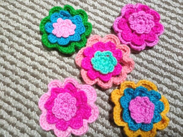 ハンドメイド　毛糸で編んだカラフルお花　 