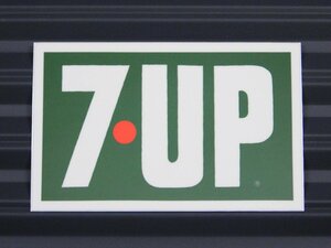 【７ＵＰ・セブンアップ】※《ロゴステッカー／サイズ55×86mm》　６９～７５年代ロゴ　アメリカン雑貨　ドリンク　ステッカー