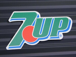 【７ＵＰ・セブンアップ】※《ロゴステッカー／サイズ55×86mm》　８７～８９年代ロゴ　アメリカン雑貨　ドリンク　ステッカー