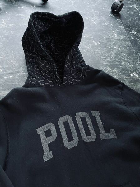 the POOL aoyama ザプールアオヤマ Sサイズ ロゴパーカー BLK