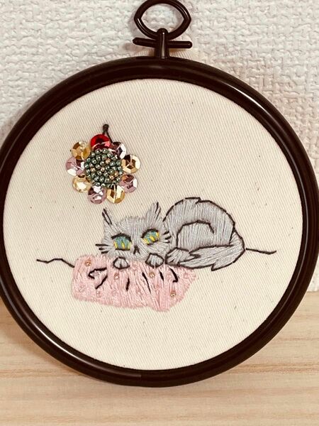 刺繍枠飾り　お部屋でまったりねこ