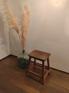 R60126-5 古民家で使われていた 4本脚の腰掛椅子／花台 ① 高さ約51cm 約42cm×36cm 天板約36.5cm×30.5cm